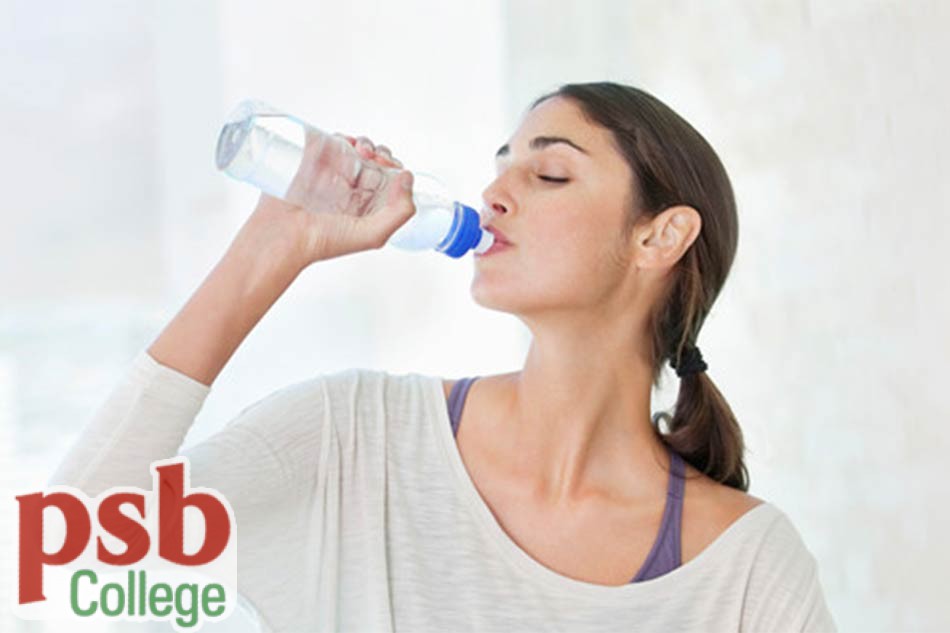 Uống nước thường xuyên giúp đẩy lùi bệnh trĩ